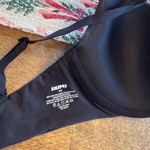 NWT SKIMS Tshirt bra